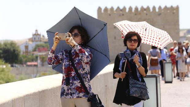 El calor se instala en Andalucía durante el puente del Pilar