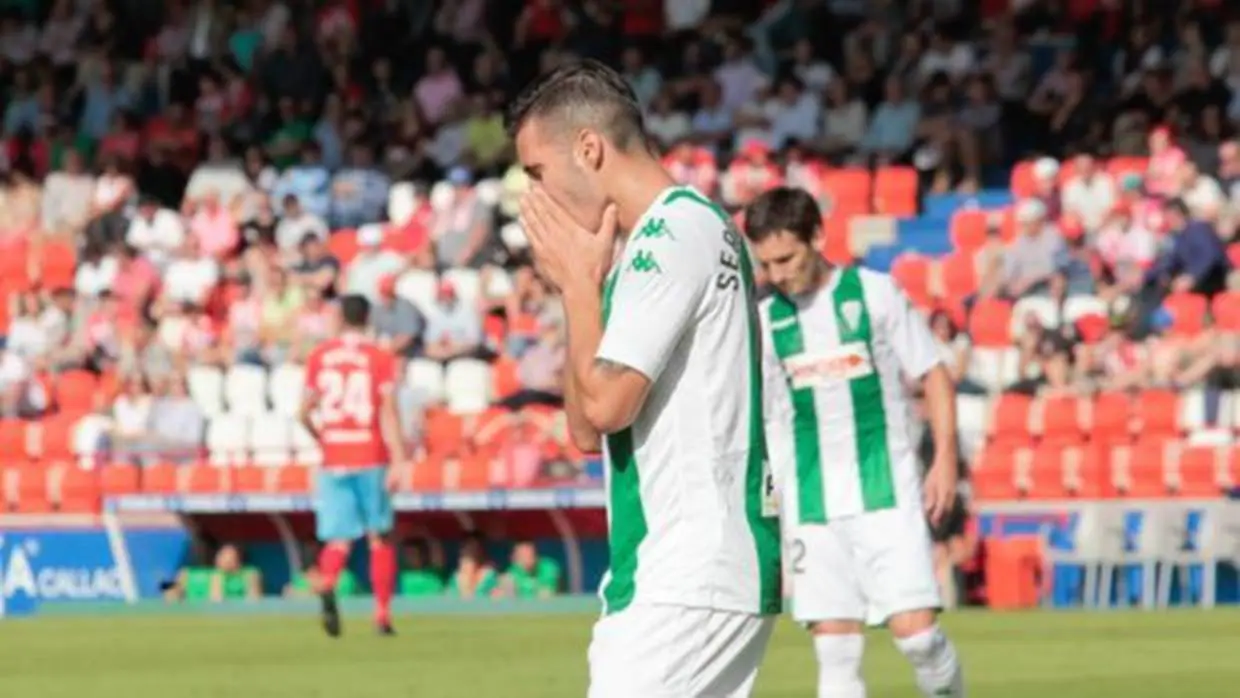 Sasa Markovic se lamenta durante el partido frente al CD Lugo