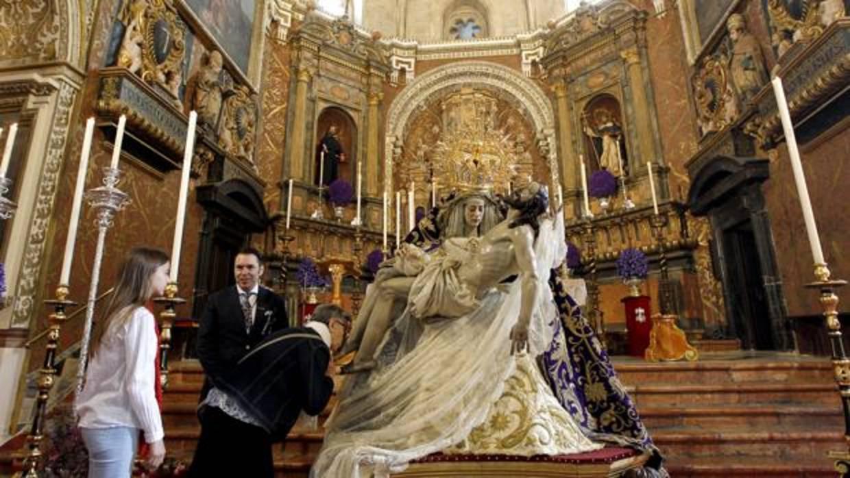 La Virgen de las Angustias, en besamanos