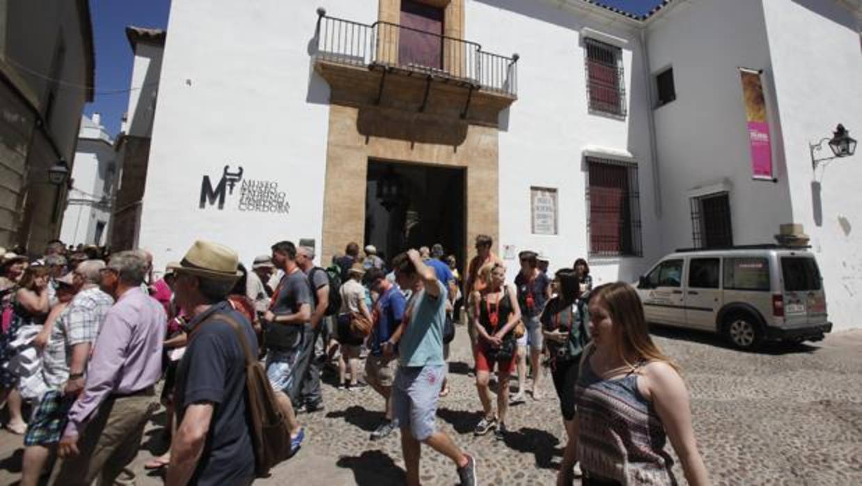 Turistas frente al Museo Taurino de Córdoba