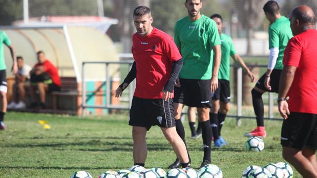 Luis Carrión, técnico del Córdoba CF: «Si damos lo que tenemos que dar, estaremos cerca de la victoria»