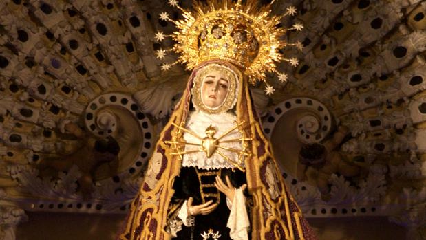 Diez años de la «reaparición» del manto de los bolillos de la Virgen de los Dolores de Córdoba