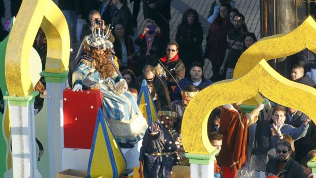 Rey Melchor durante la Cabalgata de Reyes Magos de Córdoba