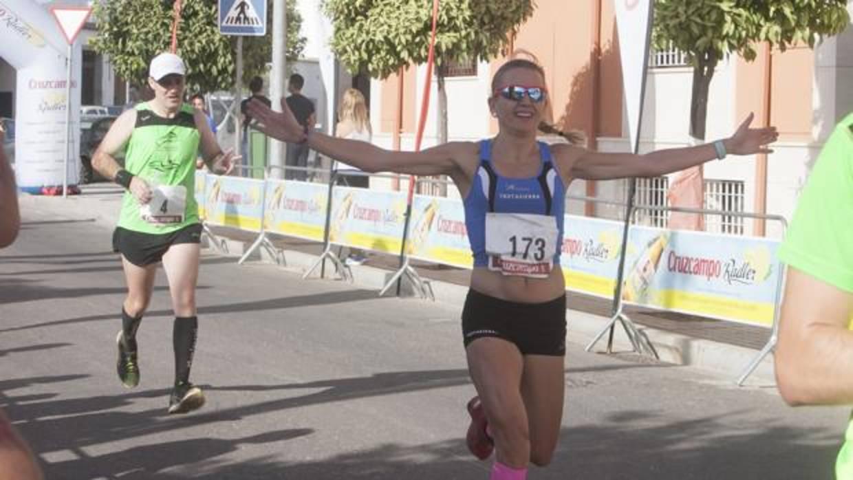 Raquel Hernández celebra el triunfo en la carrera popular San Rafael de Albaida