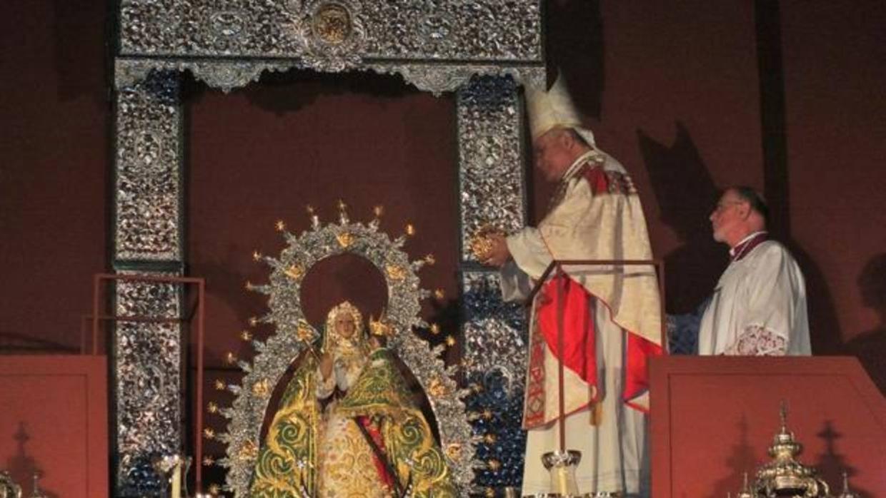 El obispo impone la corona a la Virgen de la Cabeza