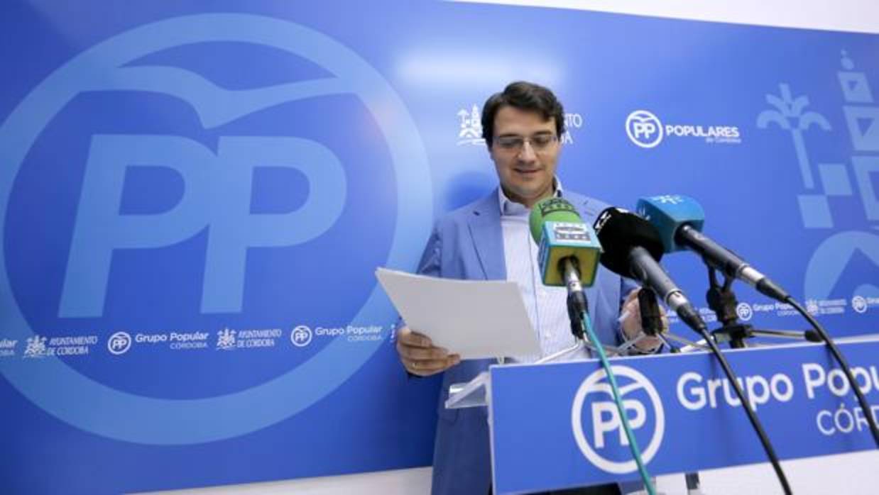 El portavoz del grupo municipal del PP, José María Bellido, durante una rueda de prensa