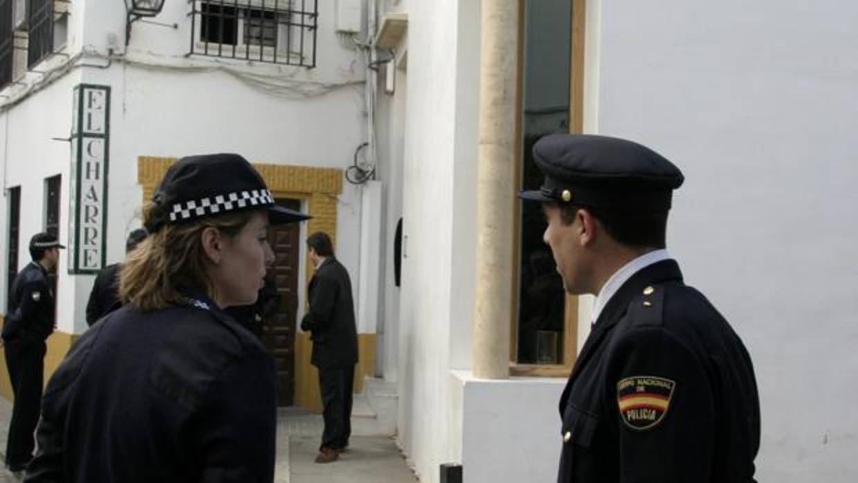 Una pareja de agentes en una imagen de archivo en la plaza Judá Levi