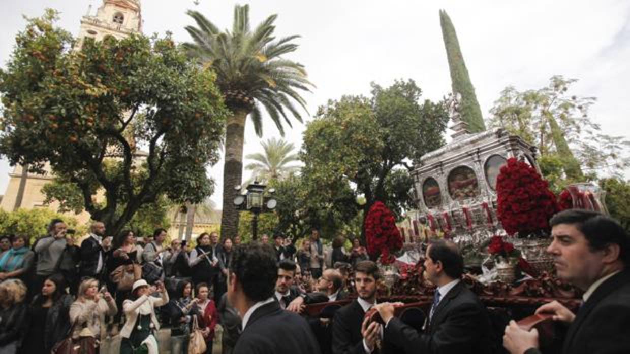 Las reliquias de los Santos Mártires, en el Patio de los Naranjos en 2014