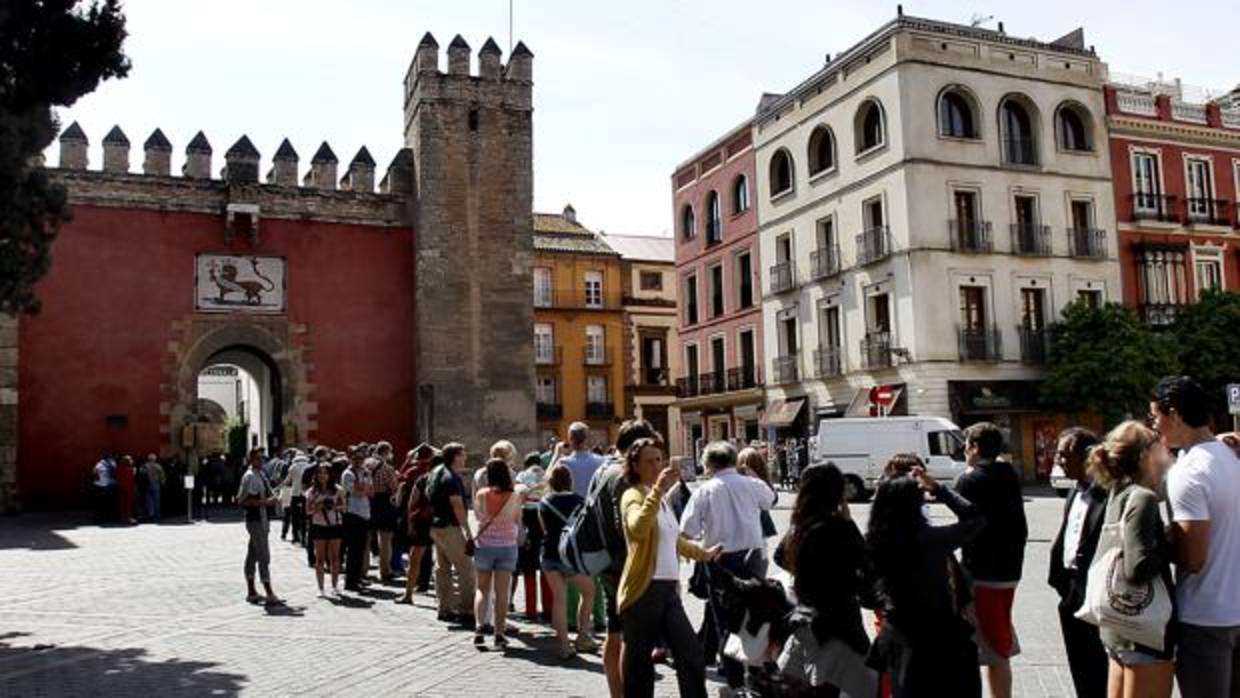 Cola de turistas esperando acceder a los Reales Alcázares de Sevilla