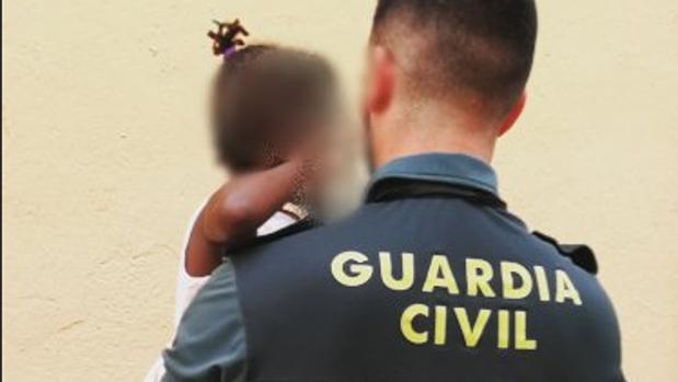 Encuentran a una niña de tres años sola y con medio cuerpo fuera de un balcón en Roquetas de Mar