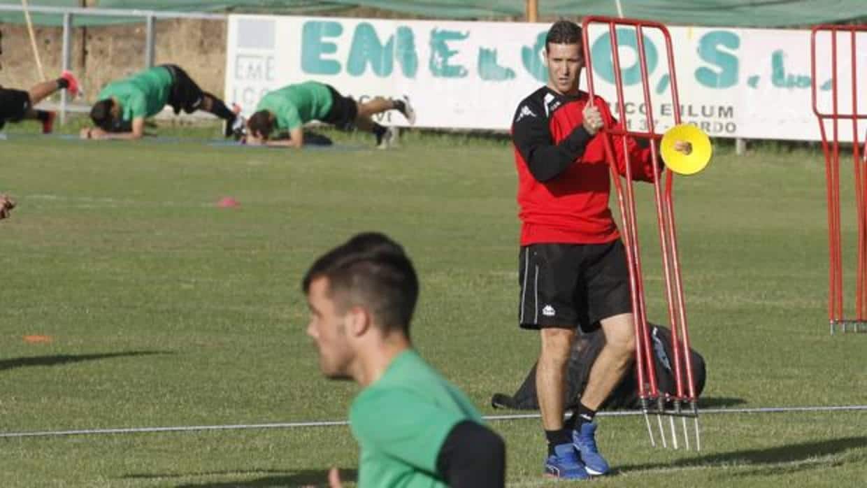 El nuevo entrenador del Córdoba CF, Juan Merino, el miércoles en su primer entrenamiento