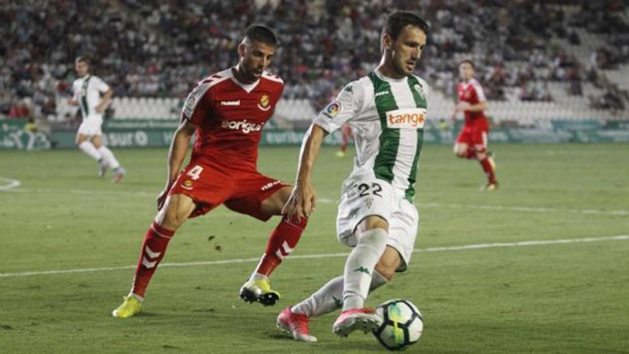 Sasa Jovanovic conduce el balón en el partido del domingo ante el Nástic