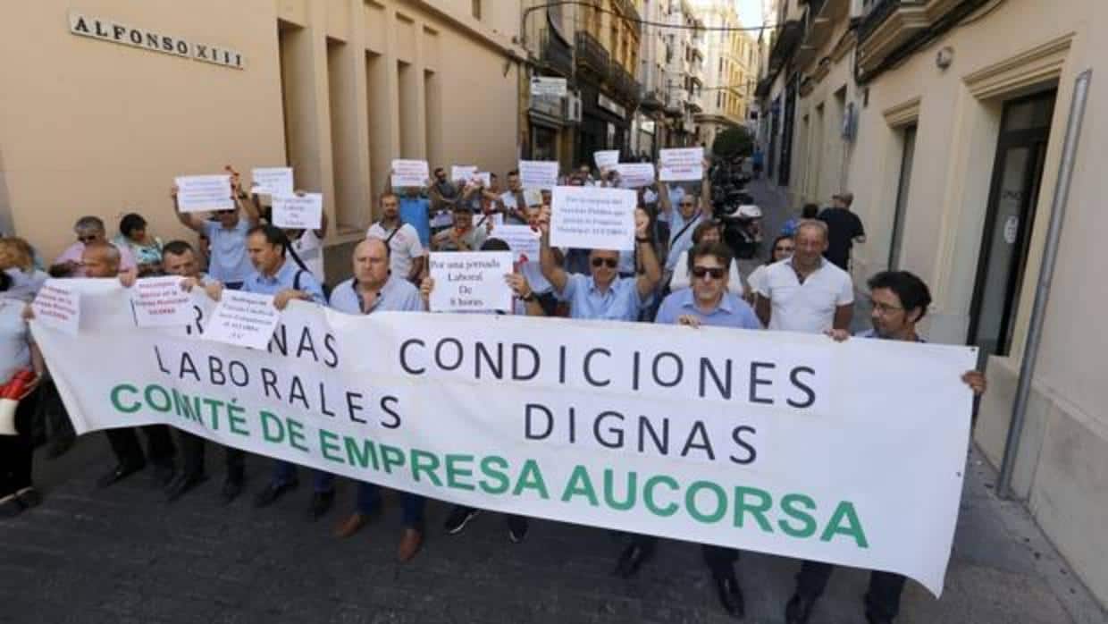 Trabajadores de Aucorsa protestan junto al Ayuntamiento