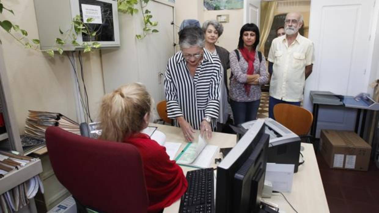 Juana Pérez, presidenta de la asociación La Axerquía, presenta las firmas en el Ayuntamiento