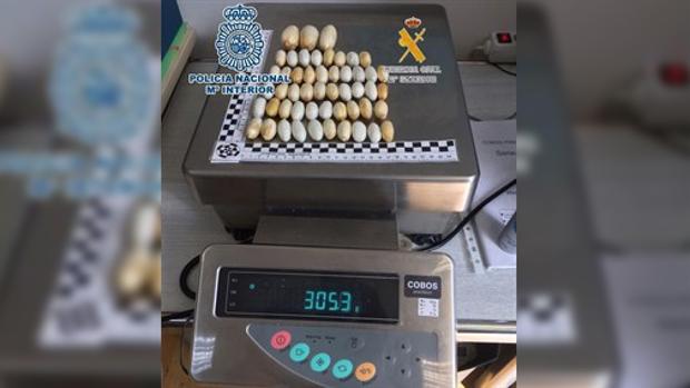 Llega al aeropuerto de Málaga con 51 bellotas de cocaína en su interior