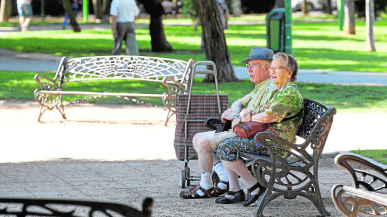 Una pareja de jubilados en un parque del distrito Levante