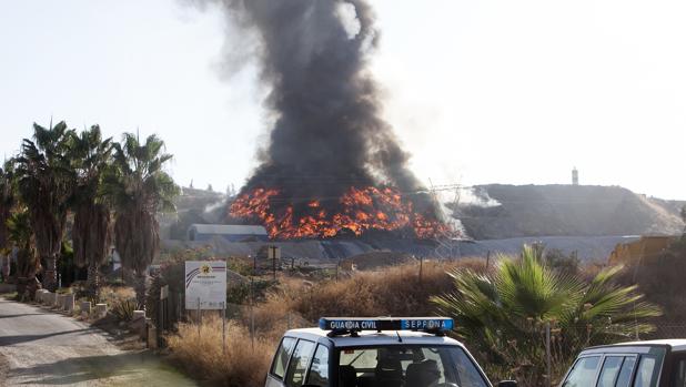 La Junta reconoce que no comprueba los sistemas contra incendios de vertederos como el que ardió