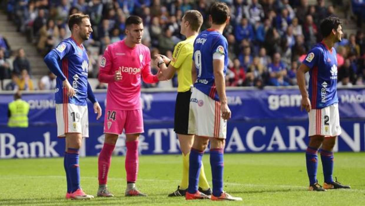 Sergi Guardiola protesta al colegiado Moreno Aragón una acción ante el Real Oviedo