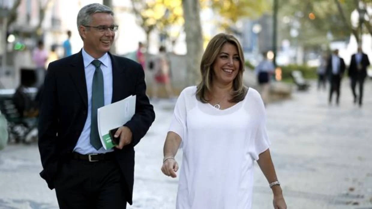 El portavoz de la Junta de Andalucía, Juan Carlos Blanco, junto a Susana Díaz