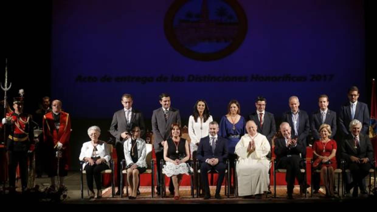 Los premiados, con la alcaldesa y los portavoces de los grupos presentes en el Ayuntamiento