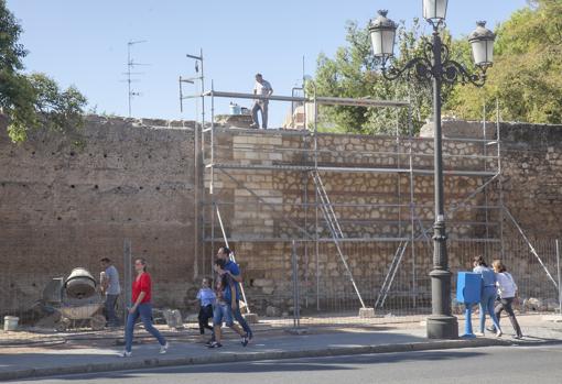 Trabajadores en la muralla de la Ronda del Marrubial