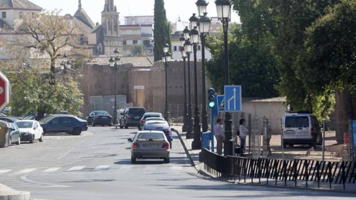 Varios vehículos circulan por la Ronda del Marrubial