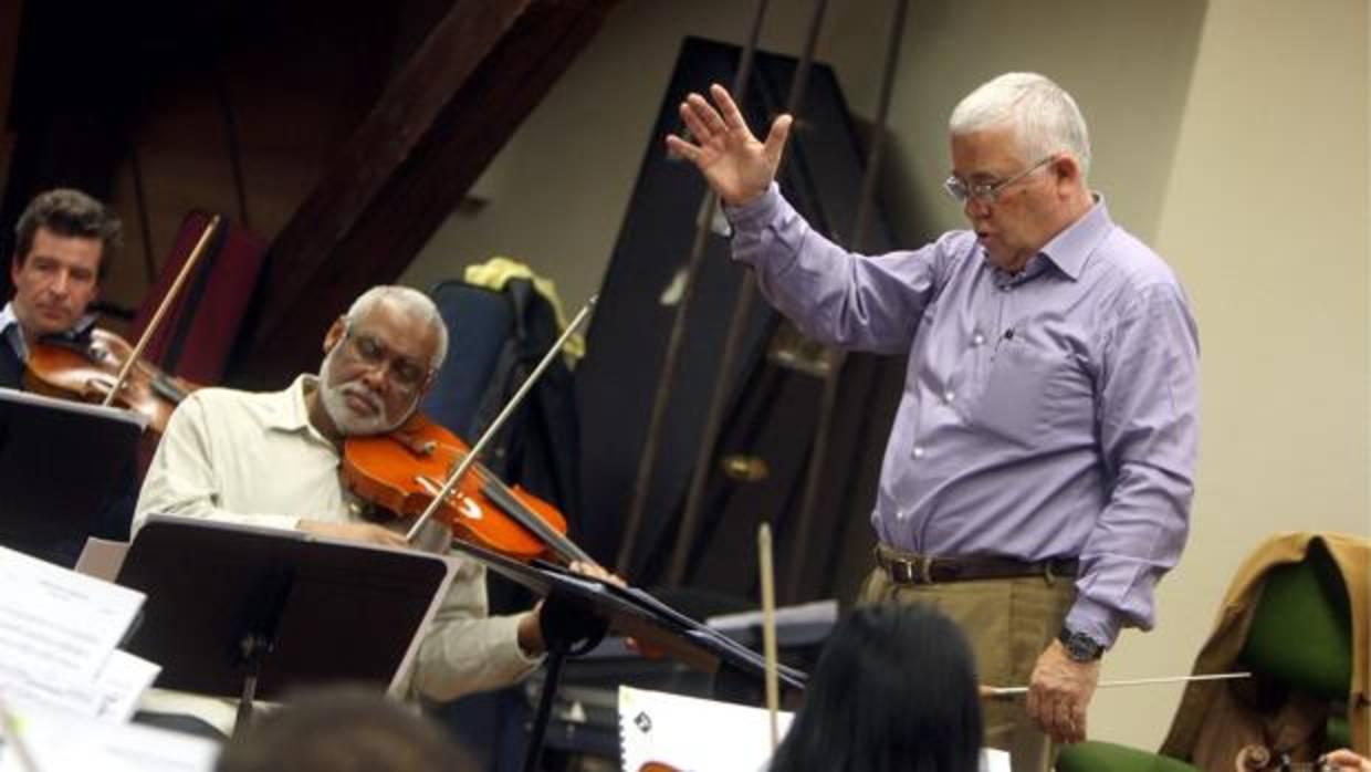 Abel Moreno, dirigiendo un ensayo de la orquesta de Córdoba