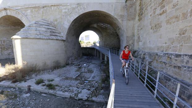 La sequía reduce a mínimos el cauce del río Guadalquivir a su paso por Córdoba