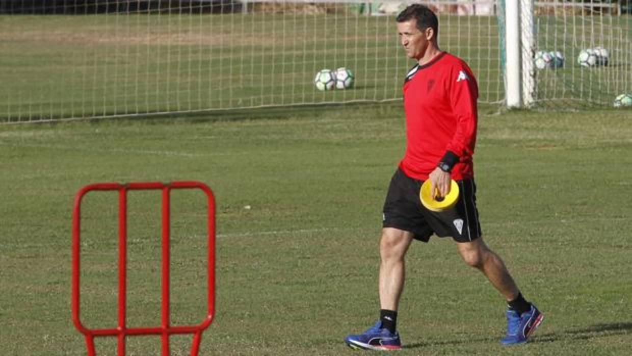 El entrenador del Córdoba, Juan Merino, en el entrenamiento del Córdoba CF