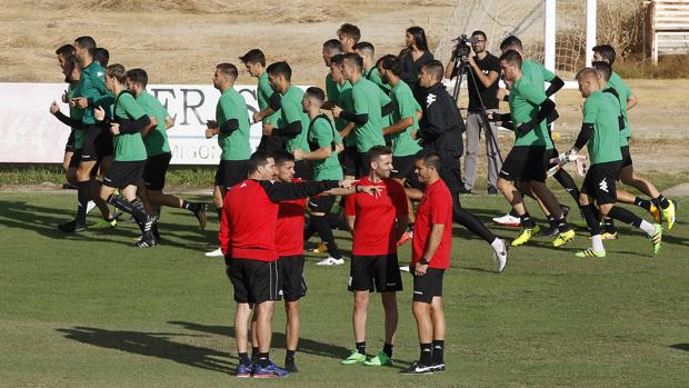 Juan Merino, técnico del Córdoba CF: «Con el paso del tiempo se verá a un gran equipo»