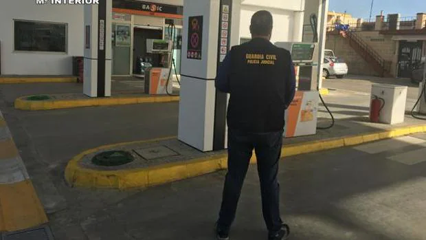 Un agente de la Guardia Civil en una gasolinera