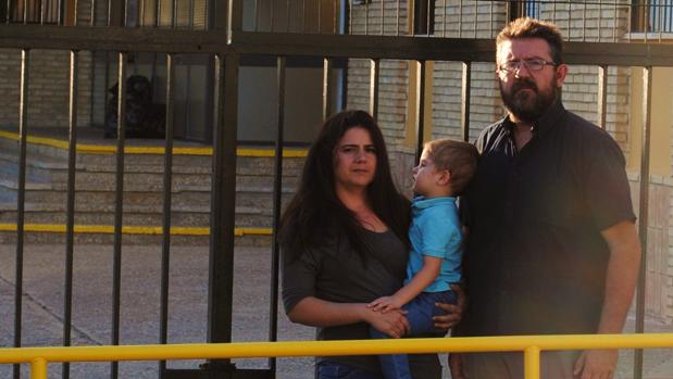 El drama diario de unos padres sevillanos: «La vida de Abel de tres años pende de un hilo en el colegio»