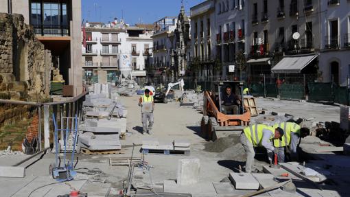 Trabajadores, durante la obra de reforma de Captulares, acometida por el Ayuntamiento