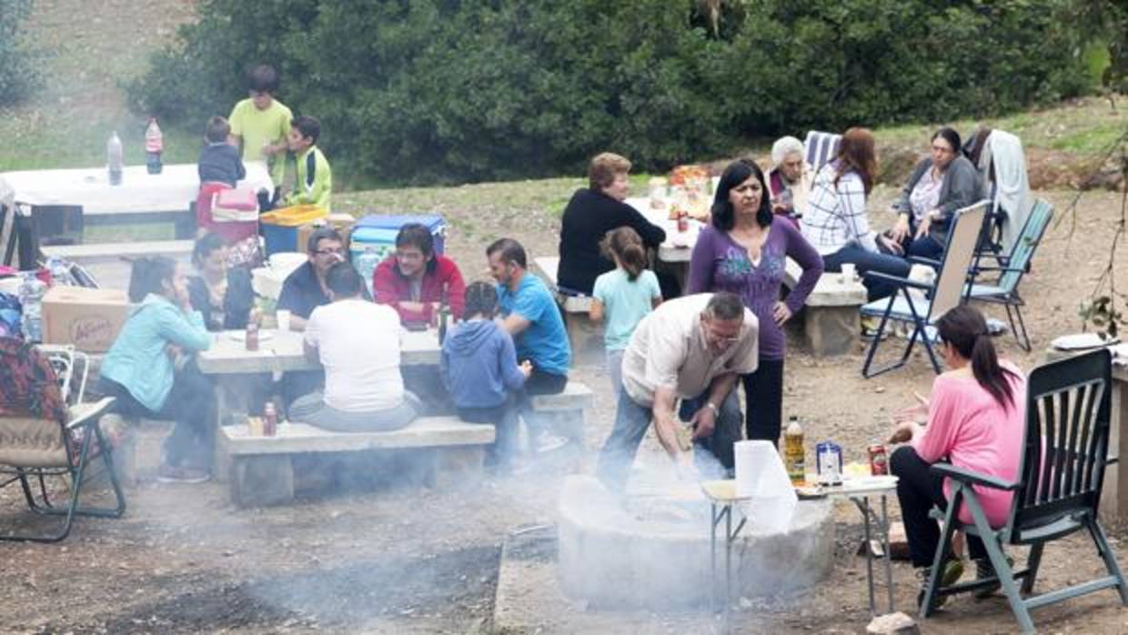 Una familia cocinando en Los Villares