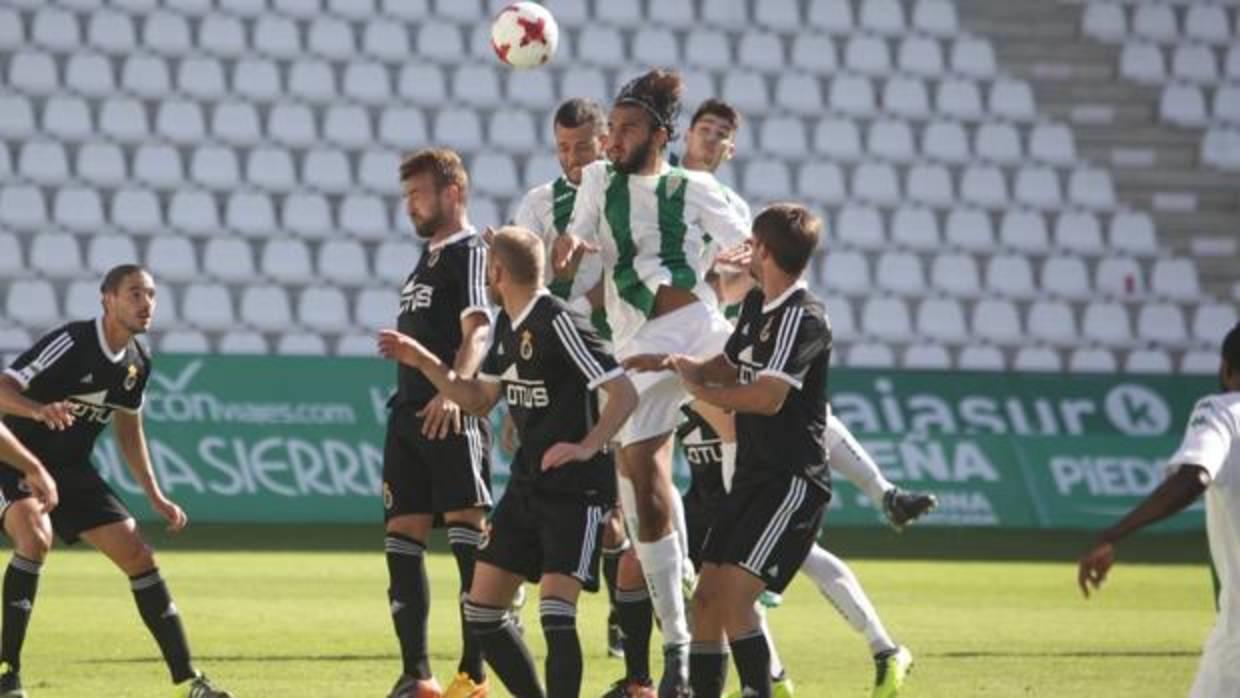 Javier Soler cabecea una acción a balón parado ante la Balompédica Linense