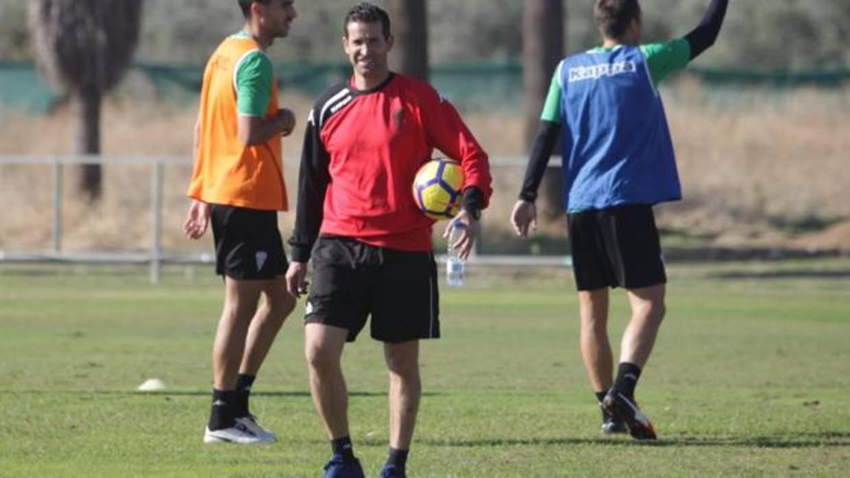 El entrenador del Córdoba CF, Juan Merino, en un entrenamiento