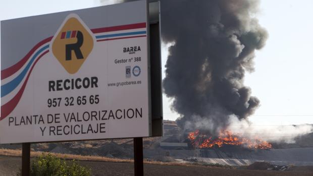 La Junta vigilará la calidad del aire en Encinarejo casi un mes después del incendio de Recicor