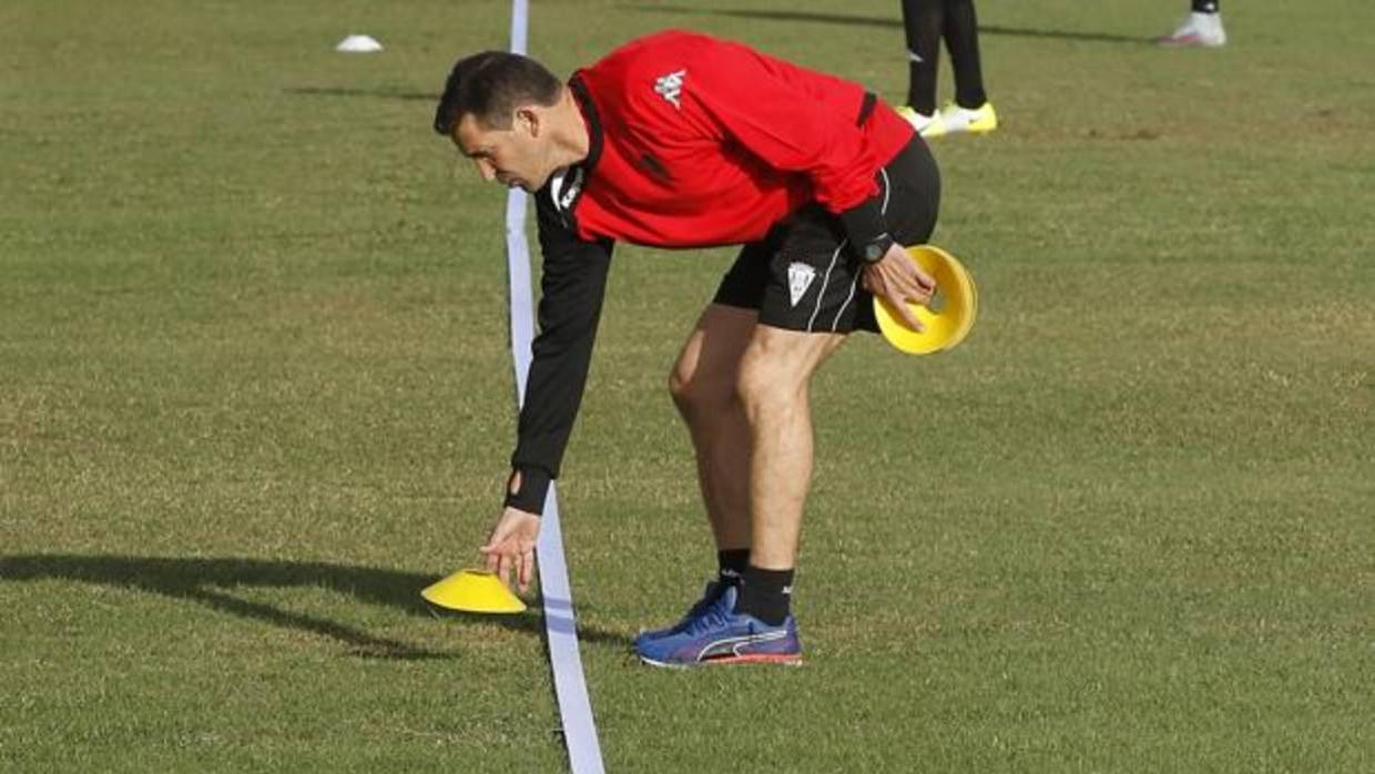 El entrenador del Córdoba CF, Juan Merino, traza la línea