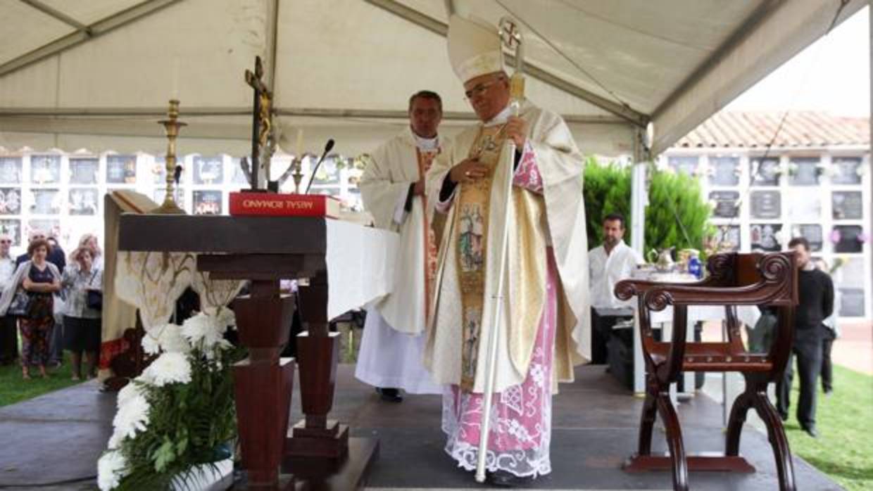 El obispo de Córdoba, durante una misa en un cementerio