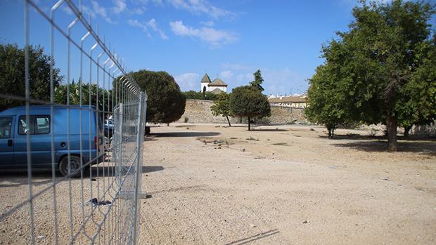 El patio de las antiguas bodegas El Carmen de Lucena se abrirá como parking en los próximos días