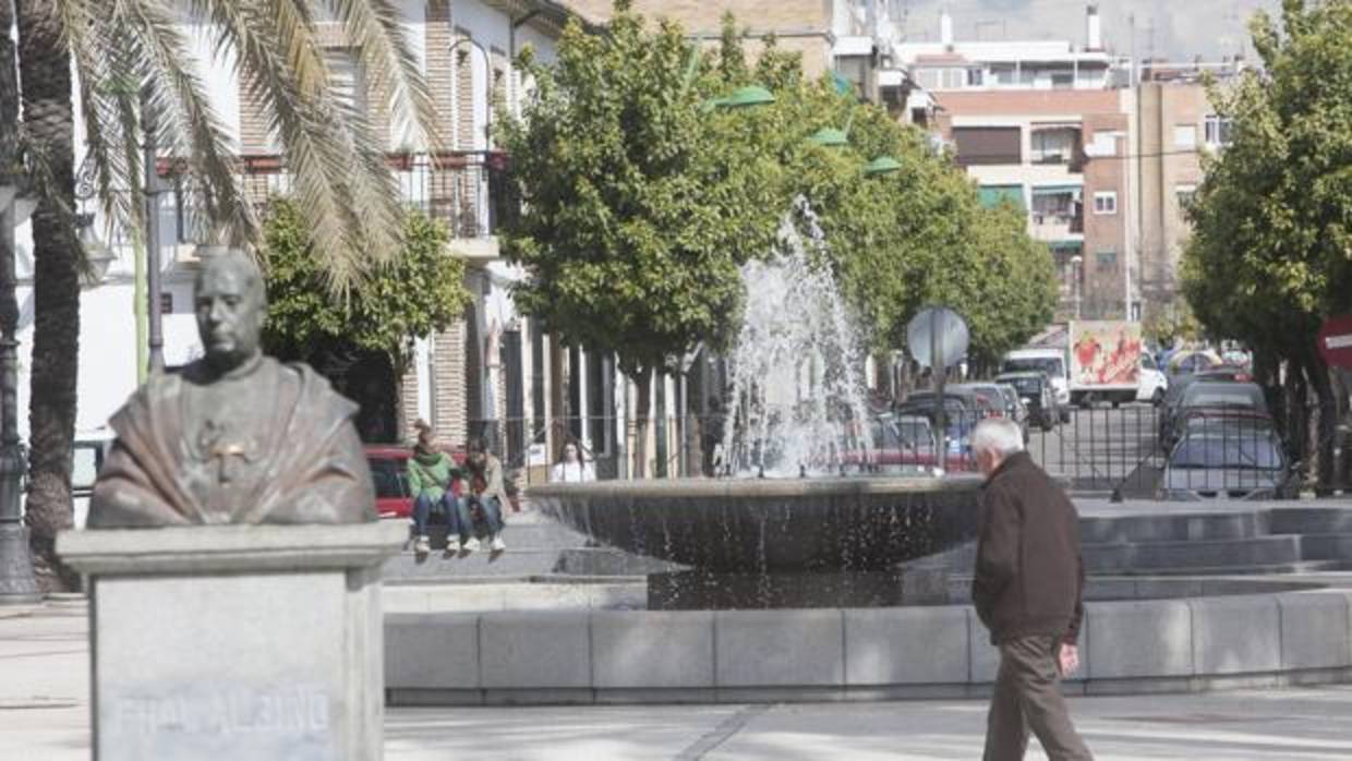 Un hombre pasea por la plaza central de Cañero