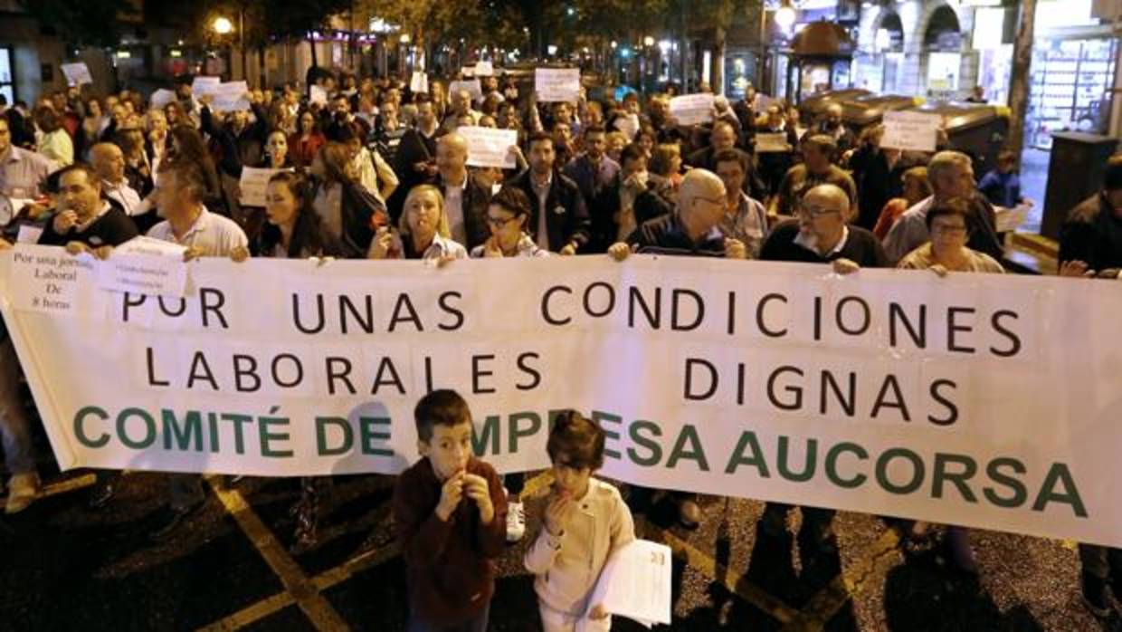 Protesta de trabajadores de Aucorsa, ayer