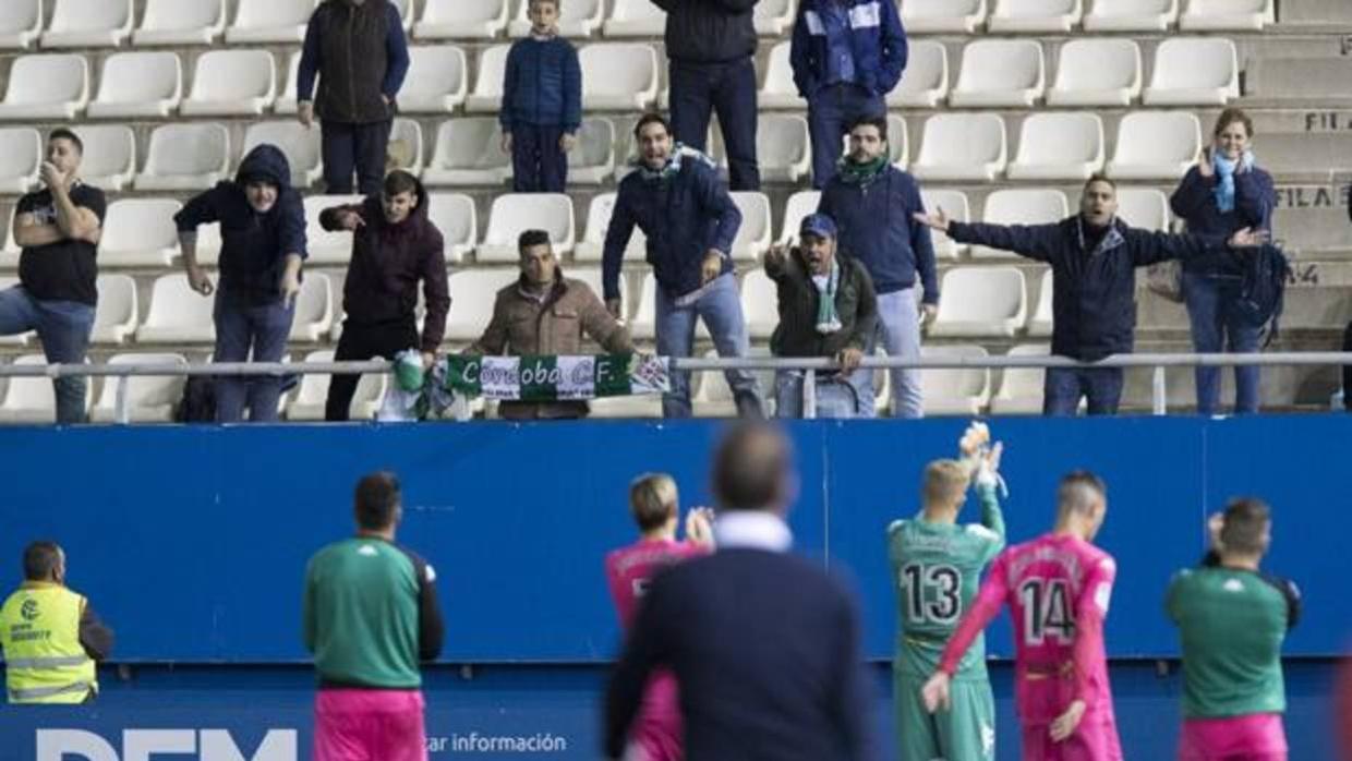 Algunos jugadores del Córdoba se acercan a aplaudir a los aficionados en el Artés Carrasco