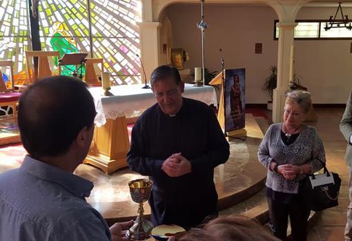 Momento de la entrega del cáliz