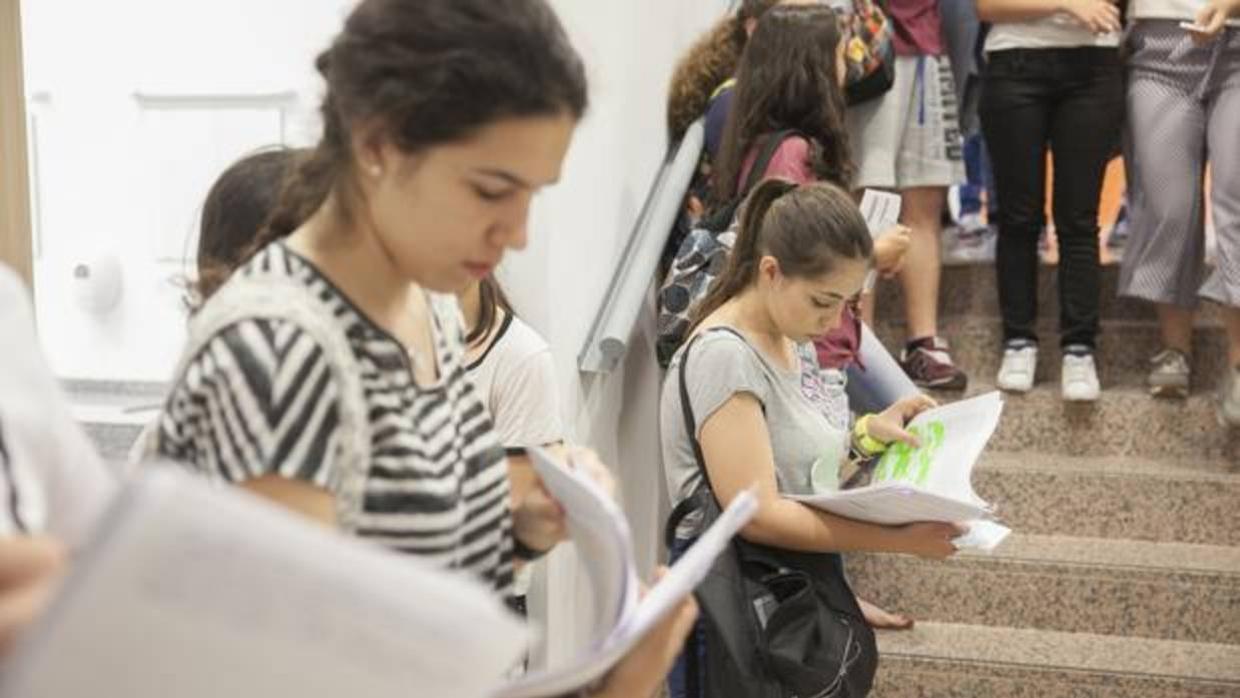 Varios estudiantes repasan la materia antes de entrar a un examen