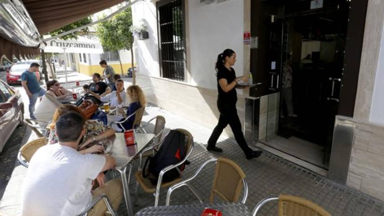 Una camarera atiende las mesas en un negocio hostelero de la capital