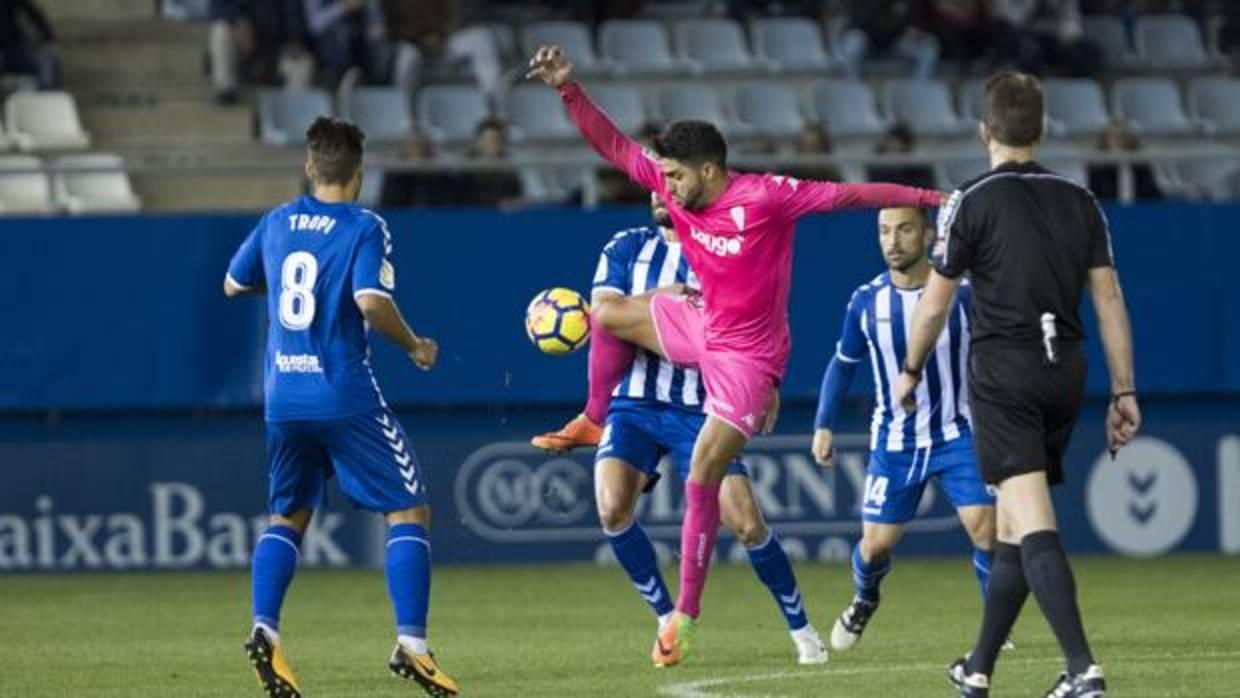 Jona controla ante Tropi en un momento del Lorca FC-Córdoba CF de este sábado