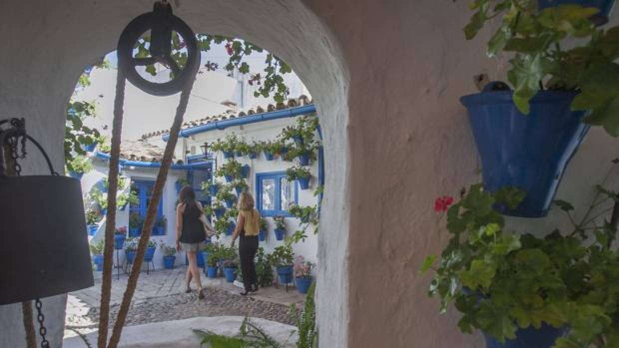 Dos mujeres visitan el museo de los Patios de Córdoba