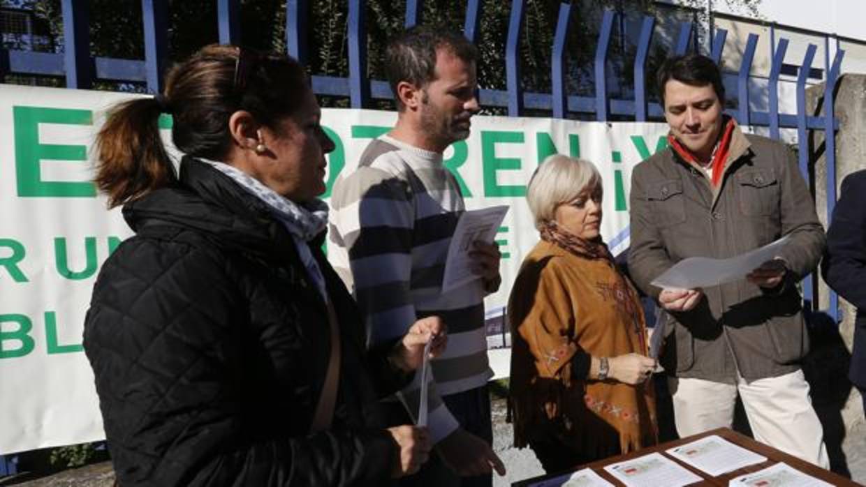 José María Bellido, junto a varios miembros de la plataforma Metrotrén Ya