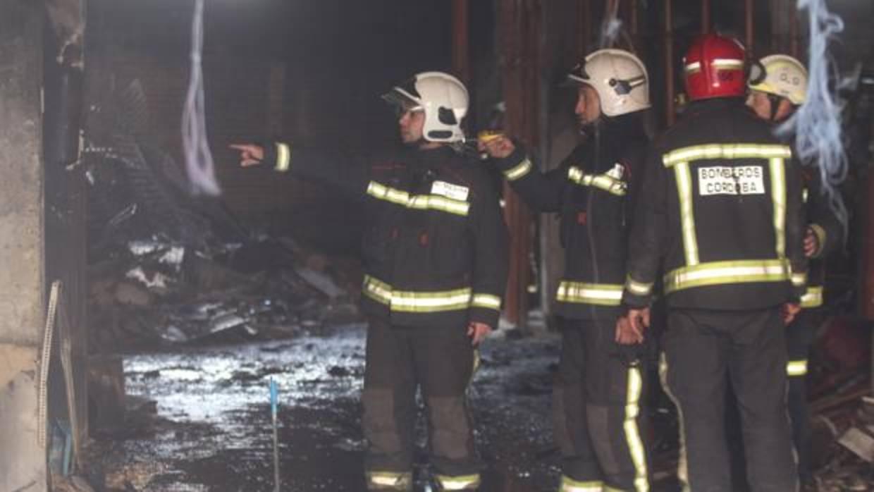 Bomberos en el lugar de un incendio en una imagen de archivo